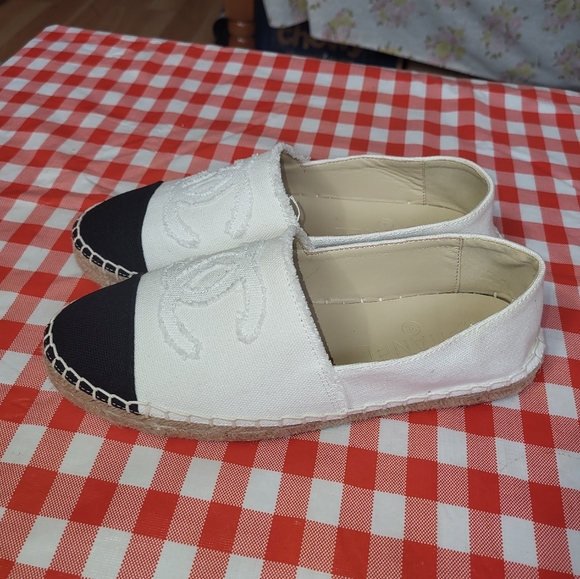 Excellent Condition Chanel White & Black Size 6.5 Espadrilles. ๐ - Picture 8 of 16